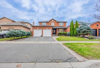 Cozy Haven Retreat 2Bed Basement has Balcony rooms