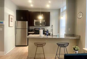 Urban Retreat: 2BR in DWTN HBG allows 18 year olds to book a room