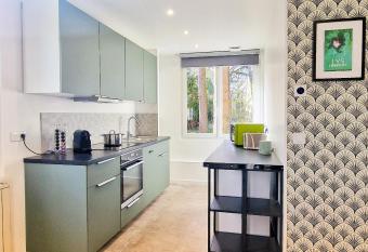 Au c  ur d un Domaine Priv   Forestier has Balcony rooms