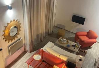 Beachside Loft/Cosy house/Design allows 18 year olds to book a room