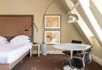 Hotel Roemer Amsterdam has rooms with a private hot tub