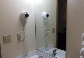 Super 8 by Wyndham Spearfish has rooms with a private hot tub