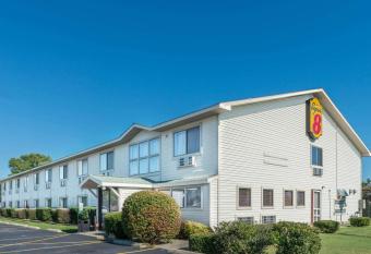 Super 8 by Wyndham Du Quoin has Smoking rooms