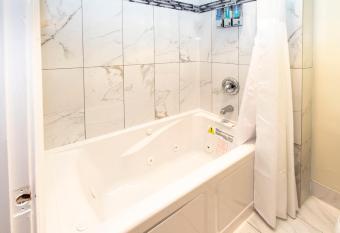 Surf Motel And Gardens has rooms with a private hot tub