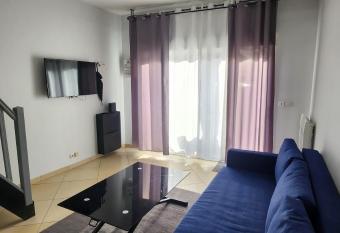 Duplex dans pavillon neuilly sur marne entre Paris et disney has Balcony rooms