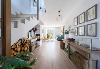 Soloandie Casa rural allows 18 year olds to book a room