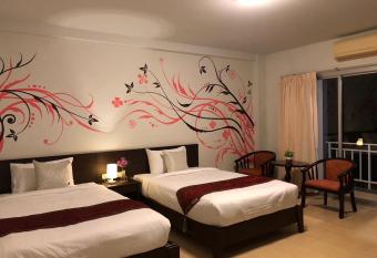 NAKA GUEST HOUSE has Balcony rooms