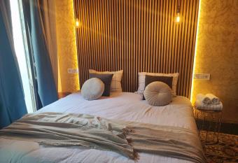 Luxury 16 Imperial has Balcony rooms