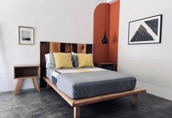 Depto Sayula HoMe con alberca 3 allows 18 year olds to book a room