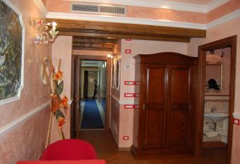 Sul Bacino has Balcony rooms