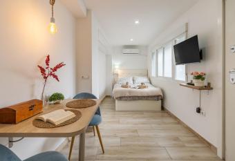 Estudio Cenes allows 18 year olds to book a room