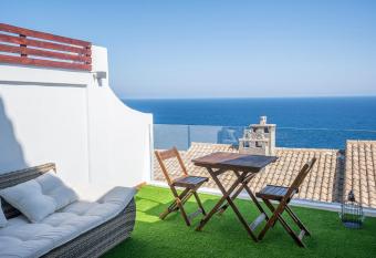 Adosadp Pueblo Acantilado 30 allows 18 year olds to book a room