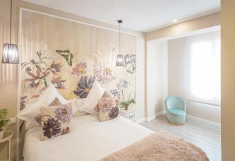 Hostal Plaza Boutique - Solo adultos allows 18 year olds to book a room