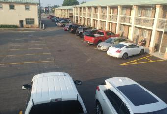 Riviera Inn And Suites 1000 Islands has rooms with a private hot tub