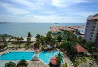 Muslim homestay Glory Beach Resort has Balcony rooms