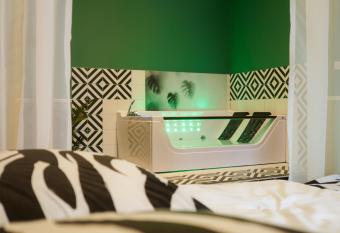 Punkt - Apartament z jacuzzi w centrum Gliwic has rooms with a private hot tub