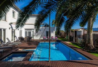 Villa Amarador has Balcony rooms