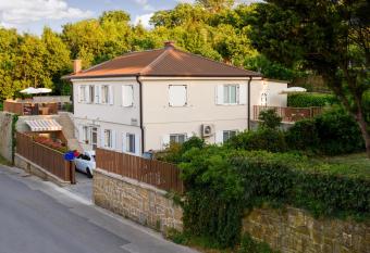 Guesthouse Opara has Balcony rooms