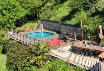 Le Moulin du Gu   en Vend  e Gite atypique et exceptionnel de 15 personnes au bord de l eau    30 minutes du PuyduFou has Balcony rooms