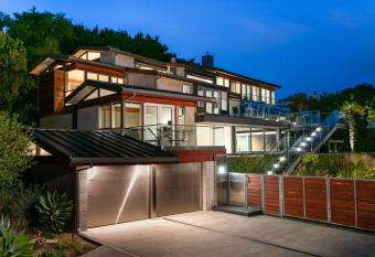 Mill Valley Modern Retreat has rooms with a private hot tub