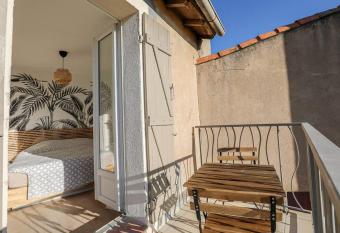 Charmante petite maison de ville avec balcon allows 18 year olds to book a room