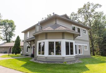 Bay Colony 761 - Lower allows 18 year olds to book a room