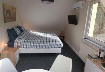 La Fontaine Aux Enfants - Chambre avec sdb priv  e allows 18 year olds to book a room