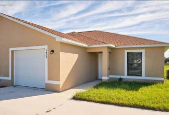 New 3 Bed 2 bath & full kitchen allows 18 year olds to book a room