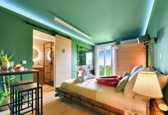 Jungle room Jacuzzi, Sauna & Vid  o-projecteur has rooms with a private hot tub