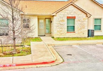 Henna2BD2B Condo*Pool*Furnished has rooms with a private hot tub