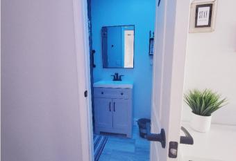 Modern Dream Rooms Suits - Private, parking, Wi-Fi, Netflix allows 18 year olds to book a room