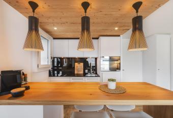 Bijou Lake Side Terrace - Panorama-Terrasse mit Seeblick allows 18 year olds to book a room