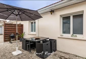 Maisonnette Jardin Merignac allows 18 year olds to book a room