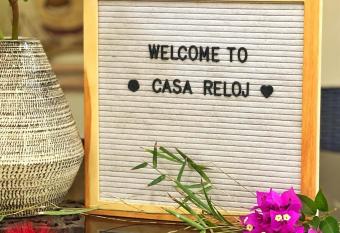 CASA RELOJ has Balcony rooms