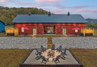 New Barndo/Private River Access/ 2 Private Hot Tub has rooms with a private hot tub