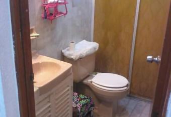 Nos sobra un cuarto con A/A atras del BabyO ZONA VIPy lo rentamos a viajeros qu   quieran ahorrar el 75% de Hospedaje has Smoking/Balcony rooms