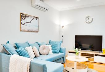 Cozy Three Bedroom Townhouse in Box Hill Central has rooms with a private hot tub