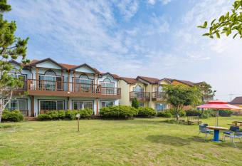 Jeju Time-Travel Pension has Balcony rooms