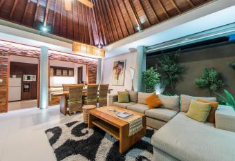 The Kasih Villas & Spa has rooms with a private hot tub