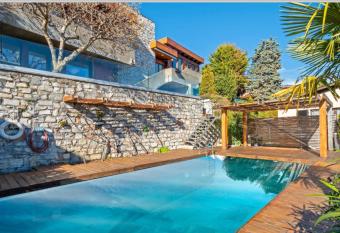 La Villa with heated pool and amaizing view has Balcony rooms