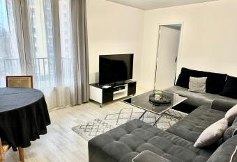 Appartement    5mn du centre ville Compiegne has Balcony rooms