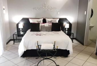 Siesta Guest House has Balcony rooms