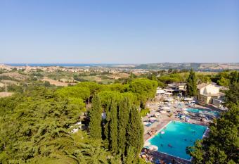 Camping Village Mar y Sierra allows 18 year olds to book a room