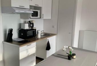 Beau Appartement T2 - Roubaix has Balcony rooms