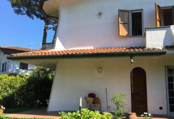 Holiday home Villetta Cinquale has Balcony rooms