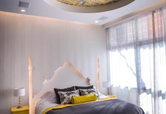 The Hip Hotel Santiago has rooms with a private hot tub