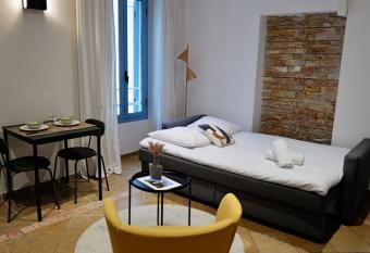 Charmant studio    deux pas de Monaco allows 18 year olds to book a room