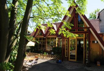 Waldhaus Colditz Garni allows 18 year olds to book a room