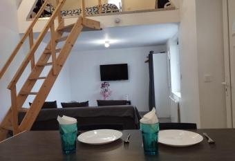Appartement 1, jardin, collation, 5 min de l a  roport CDG has Balcony rooms