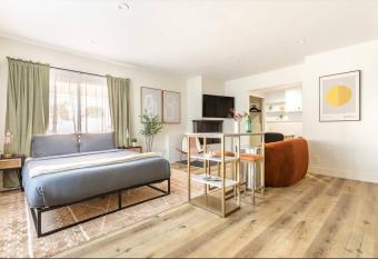 Steps to Beach Manhattan Beach Patio Parking has Balcony rooms